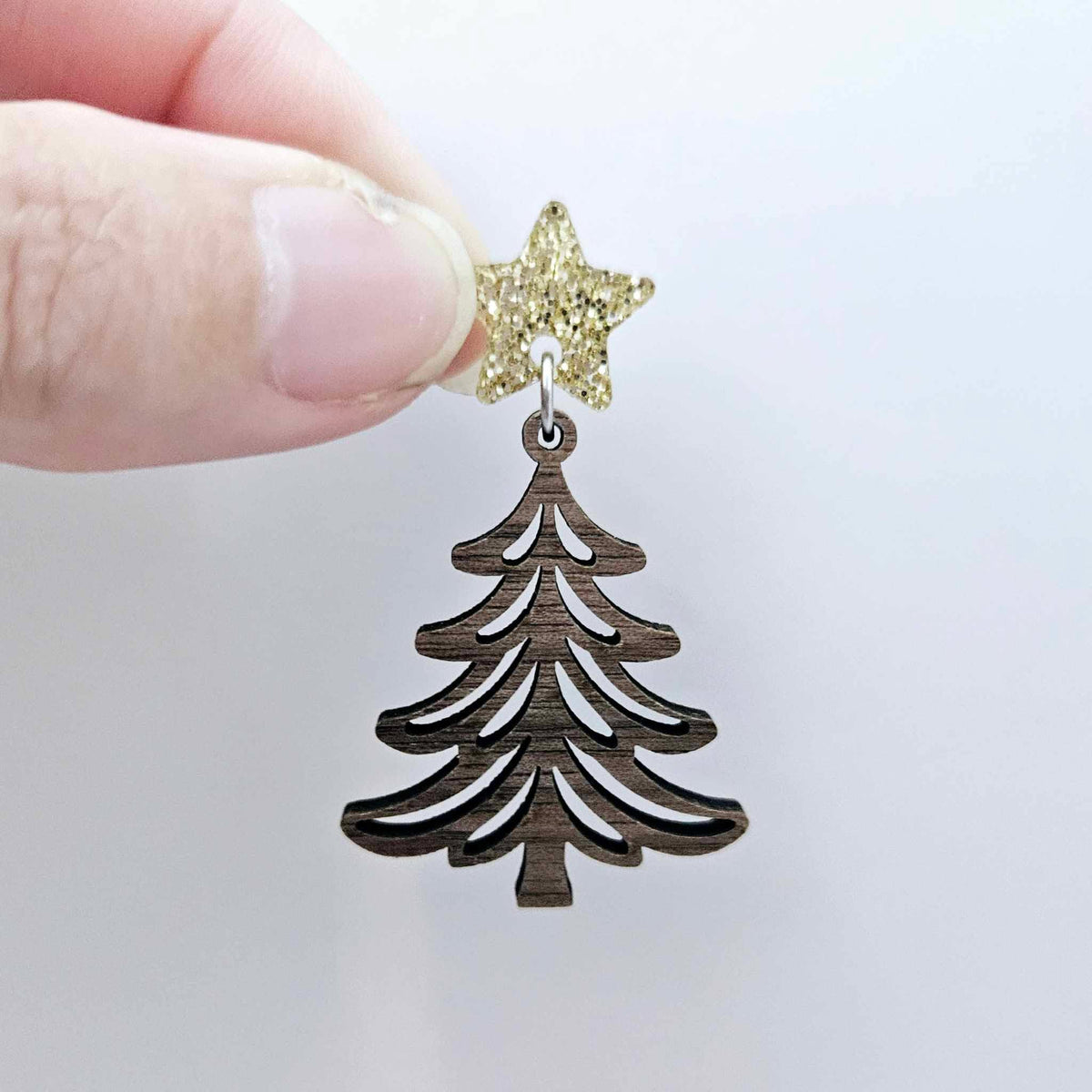 One 14mm gold glitter star topper paired with a walnut Christmas tree dangle to show how it can be used in a festive earring design