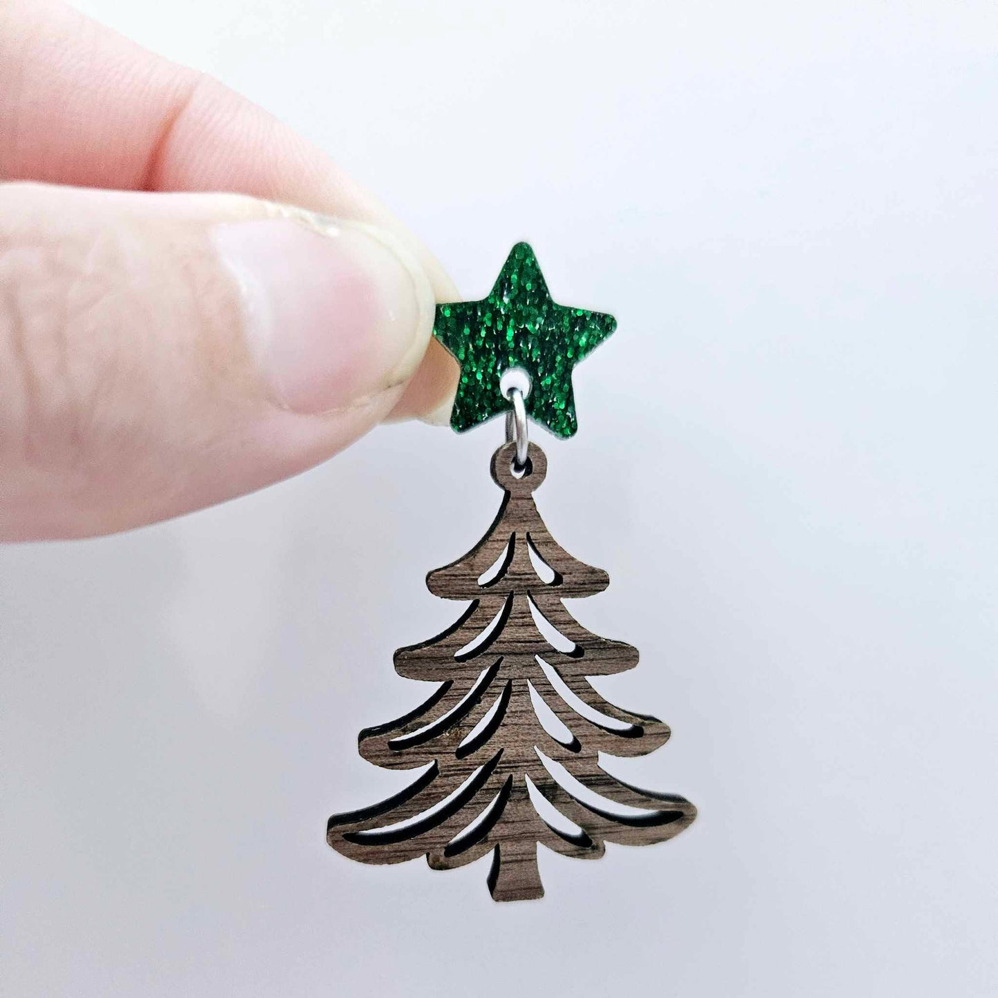One 14mm green glitter acrylic star topper paired with a walnut Christmas tree dangle to show how it can be used in a festive earring design