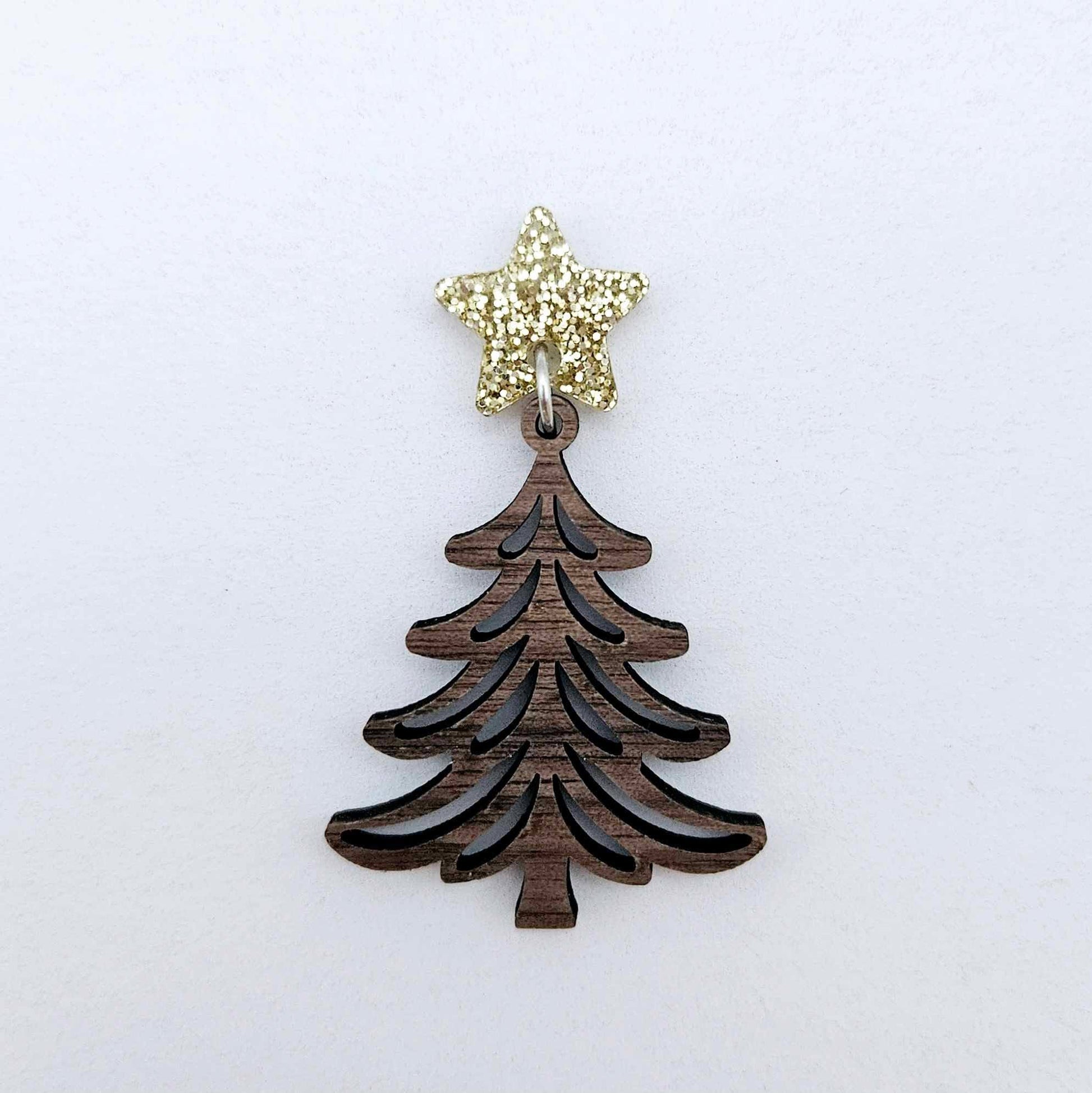 One 14mm gold glitter star topper paired with a walnut Christmas tree dangle to show how it can be used in a festive earring design