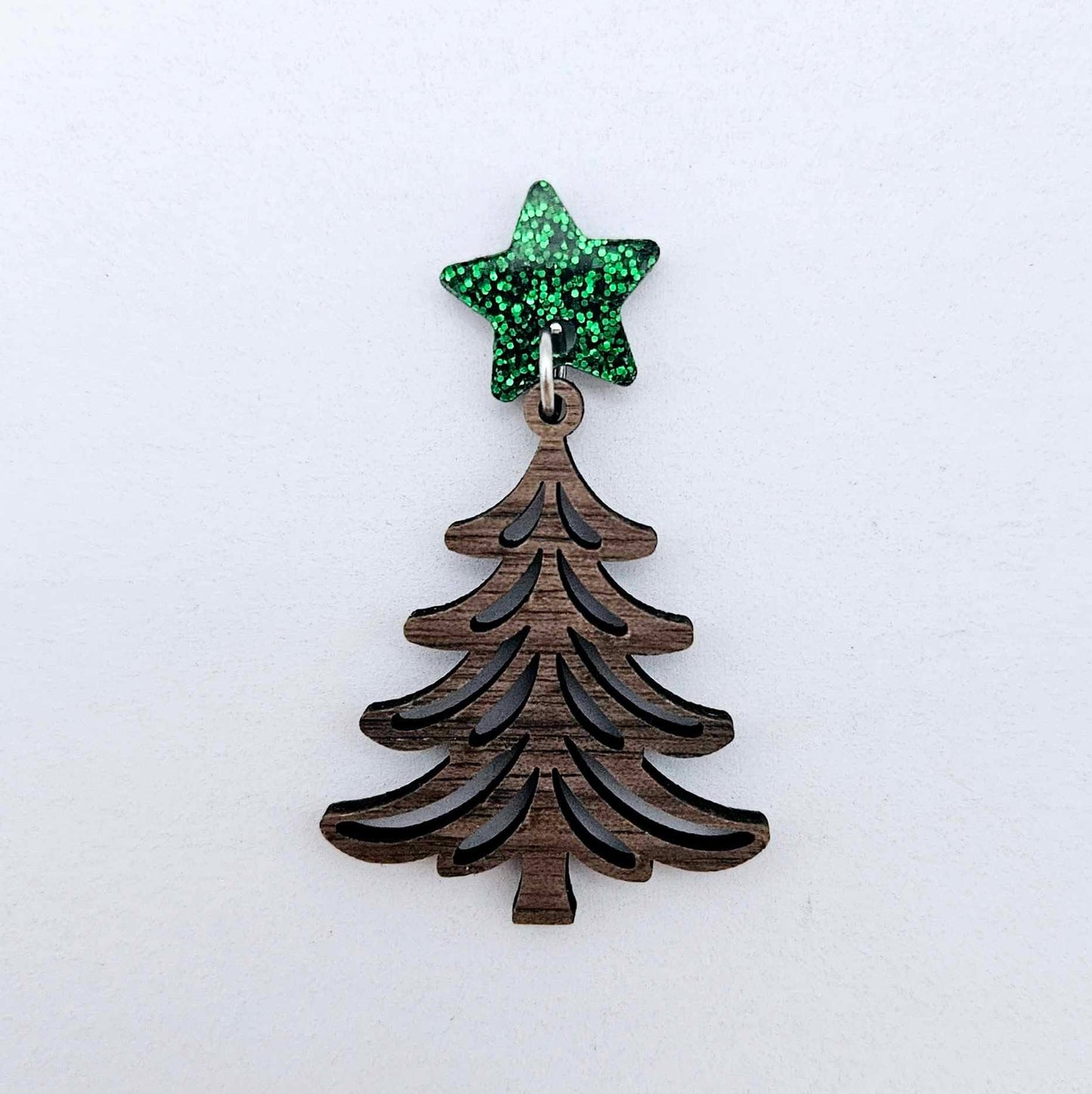 One 14mm green glitter acrylic star topper paired with a walnut Christmas tree dangle to show how it can be used in a festive earring design