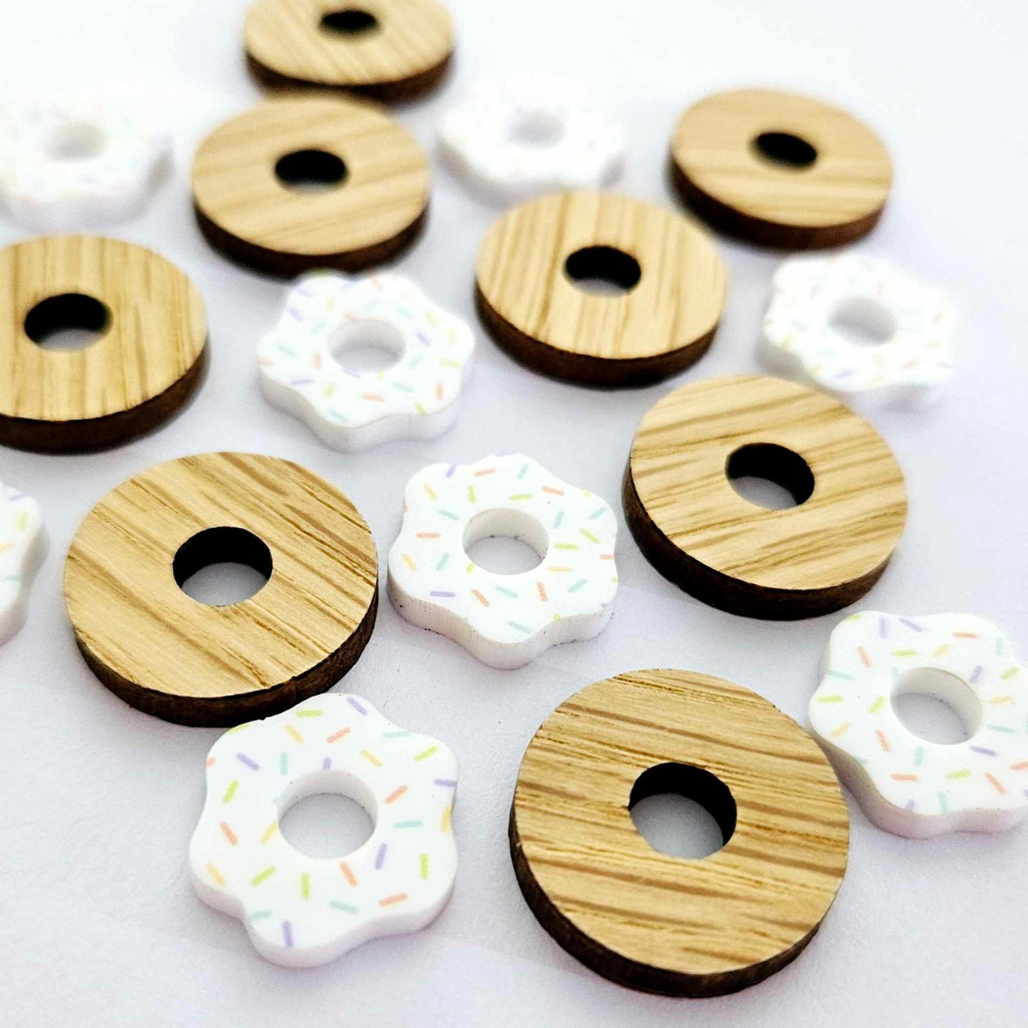 20mm OAK & WHITE SPRINKLE Acrylic DONUTS