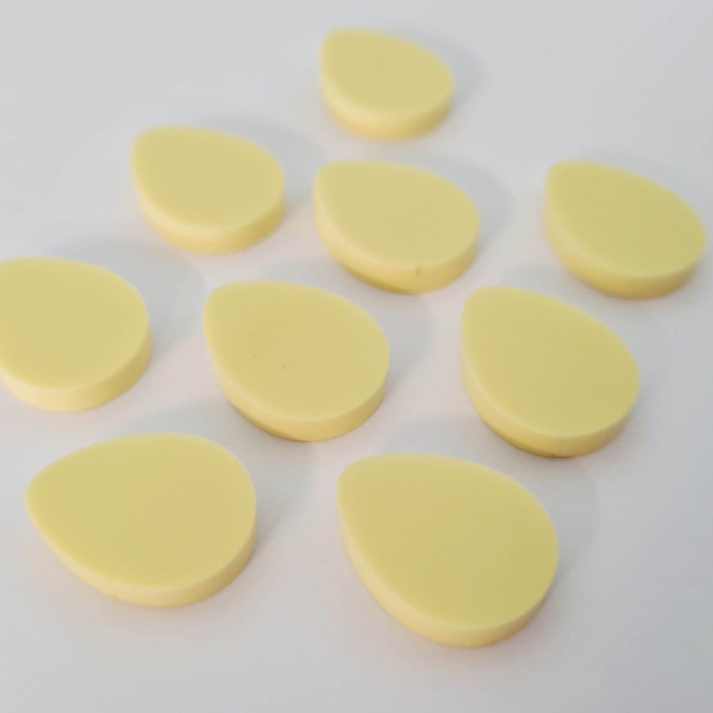 16mm PASTEL YELLOW Acrylic EGGS